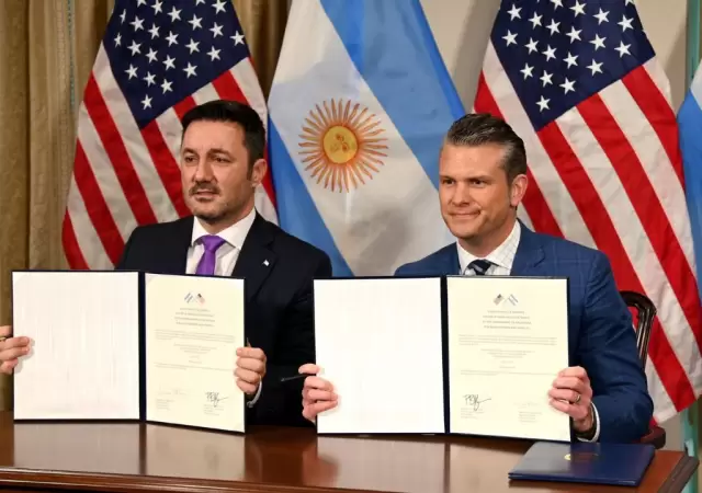 Luis Petri mantuvo una hist�rica reuni�n en Estados Unidos.