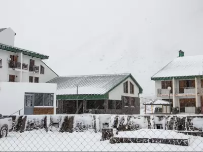 Postal de otros inviernos: un Penitentes a full.