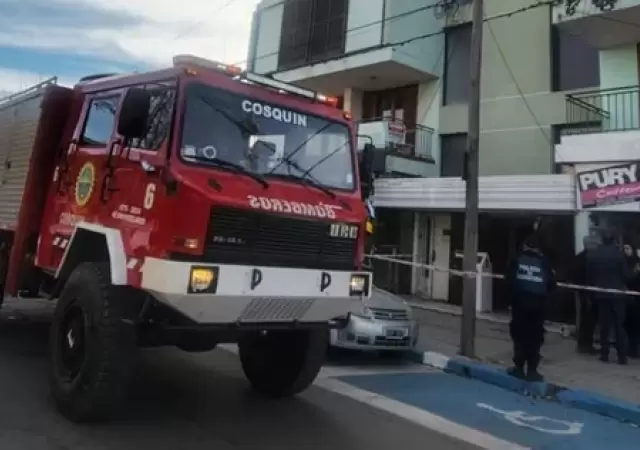 Intervinieron miembros del cuerpo de Bomberos de Cosqu�n. (Foto: gentileza NA / Redes)