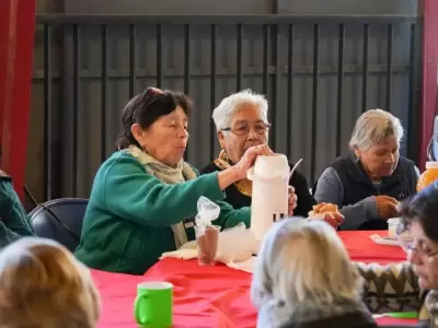 Jubilados que se alimentan en merenderos