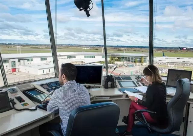 Controladores a�reos.