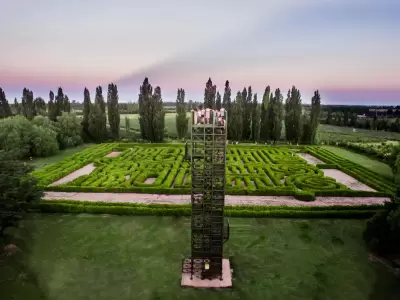 En el centro del parque, la torre Mar�a Kodama, de 22 metros de altura, permite observar en perspectiva el Laberinto