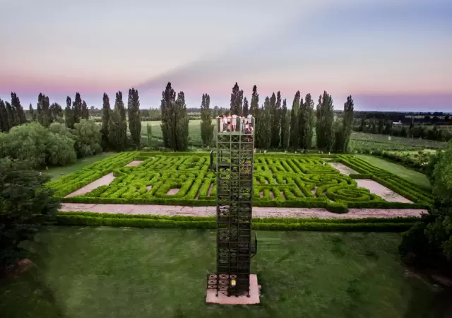 En el centro del parque, la torre Mar�a Kodama, de 22 metros de altura, permite observar en perspectiva el Laberinto