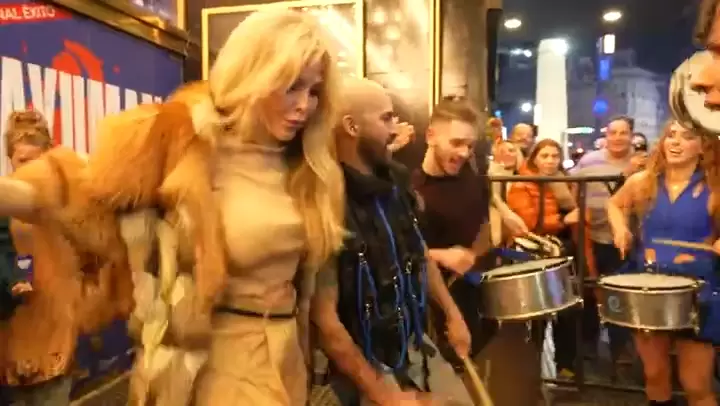 Graciela Alfano brill� en calle Corrientes.
