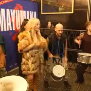 Graciela Alfano se unió a un espectáculo callejero en calle Corrientes