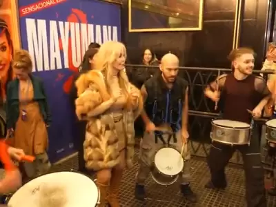 Graciela Alfano fue al teatro y termin� bailando en la vereda.