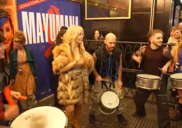 Graciela Alfano fue al teatro y termin� bailando en la vereda.