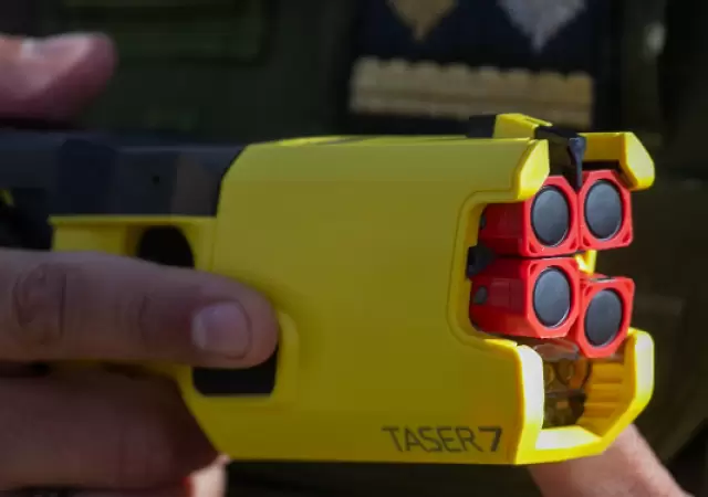 Modelo de una pistola Taser adquirida por el Gobierno de Mendoza a inicios de junio de 2025.