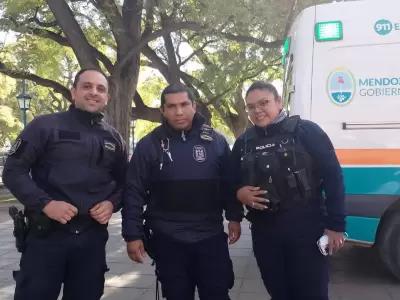 Tres de los efectivos que asistieron el parto.