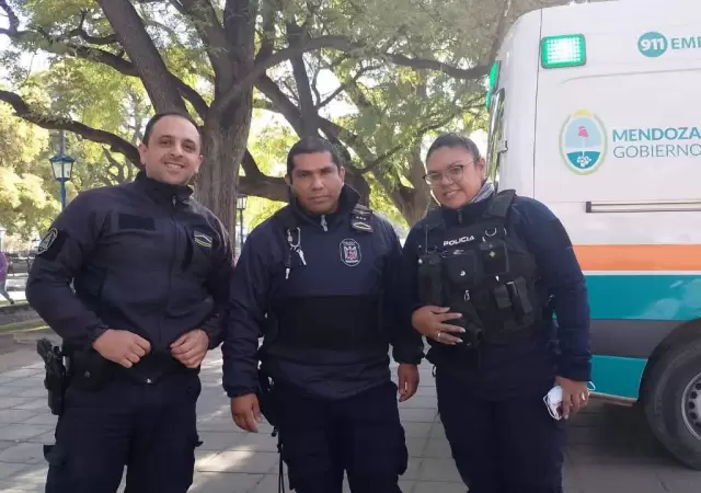 Tres de los efectivos que asistieron el parto.