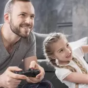 Por qué jugar con tus hijos puede ser clave para el futuro