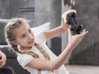 Padres e hijos jugando videojuegos