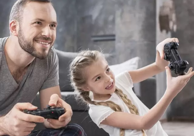 Padres e hijos jugando videojuegos