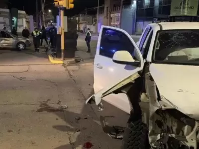 Estado en que quedaron el auto y la camioneta tras el violento choque. (Foto: gentileza Cr�nica)