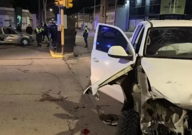 Estado en que quedaron el auto y la camioneta tras el violento choque. (Foto: gentileza Cr�nica)
