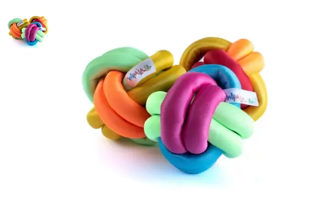 La pelota nudo, uno de los juguetes ideales para ni�os de seis meses de edad.