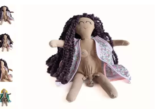 La mu�eca embarazada de tela confeccionada artesanalmente, incluye un beb� en su vientre, que se prende por medio de un broche a la teta de la madre.