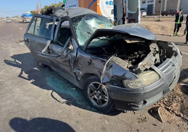 Producto del fuerte impacto, los ocupantes del auto quedaron atrapados.