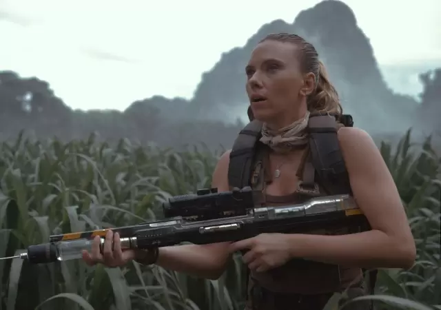 Johansson interpreta a Zora Bennett, una experta militar enviada en una misin letal.