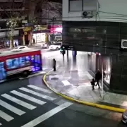 Impactante video: un colectivo embisti� a un peat�n y choc� contra un sem�foro