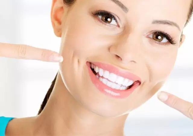 El lim�n no es �til de por s�: acompa�a a un correcto cepillado, una visita peri�dica al dentista, y una limpieza diaria con hilo dental.