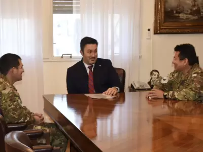 El ministro de Defensa, Luis Petri junto a los dos soldados mendocinos/