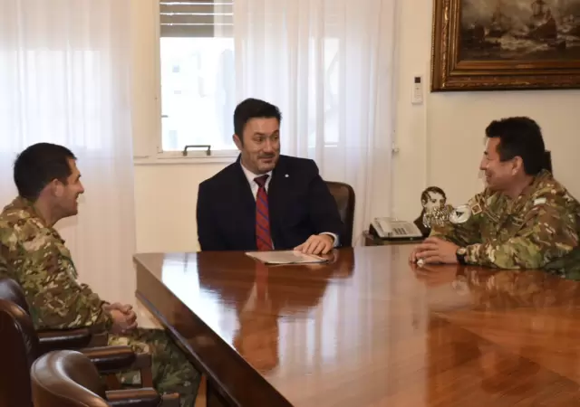 El ministro de Defensa, Luis Petri junto a los dos soldados mendocinos/