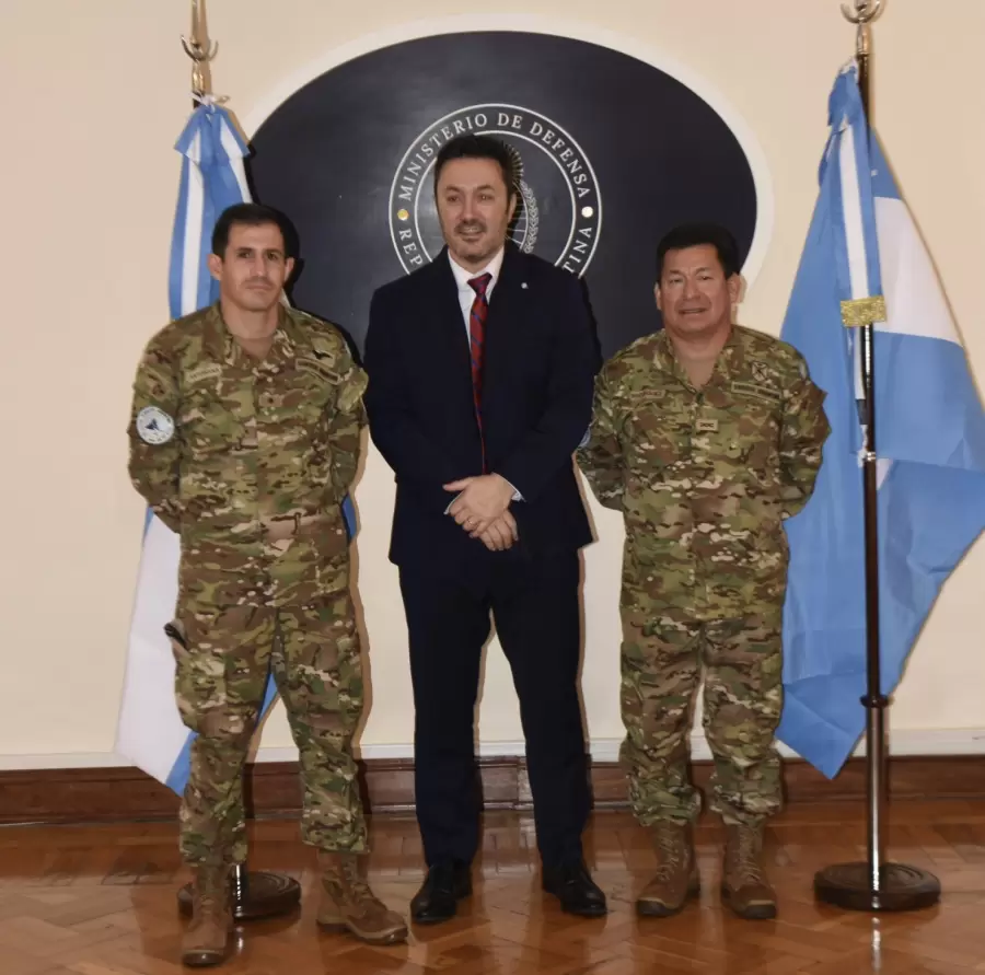 Luis Petri con los oficiales que ir�n al Himalaya