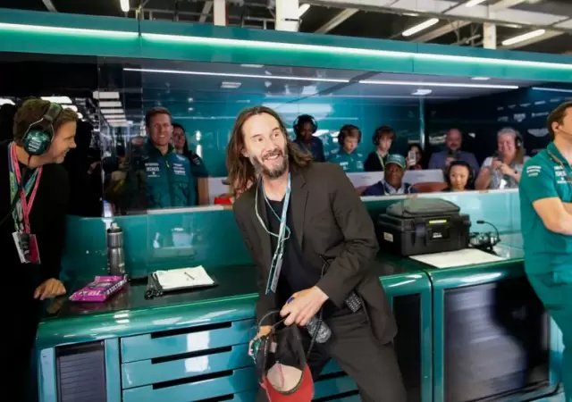 Keanu Reeves en los boxes del �ltimo gran premio