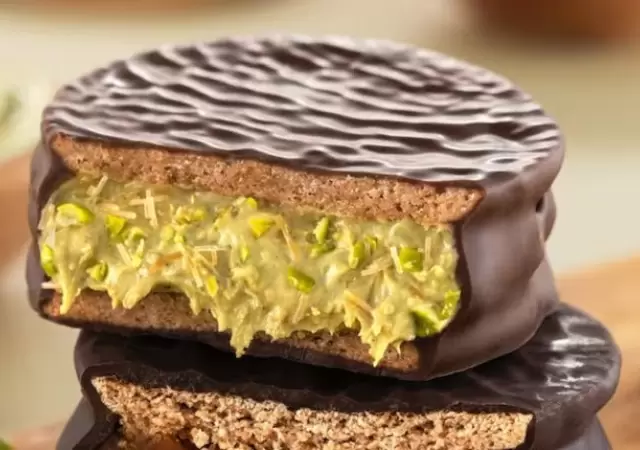 El alfajor de edici�n limitada con sabor a Dub�i tiene masa de cacao, crema de pistacho y chocolate con leche.