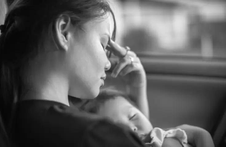 Lo m�s importante es validar emocionalmente a la madre, acompa�arla sin juzgarla y brindarle apoyo pr�ctico y afectivo.
