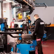 Famosa plataforma de e-commerce facilita la compra y colocación de neumáticos