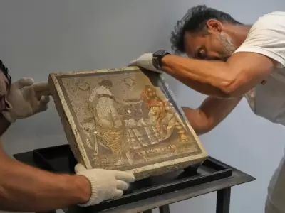 Regresa a Pompeya un panel de mosaico de la �poca romana.
