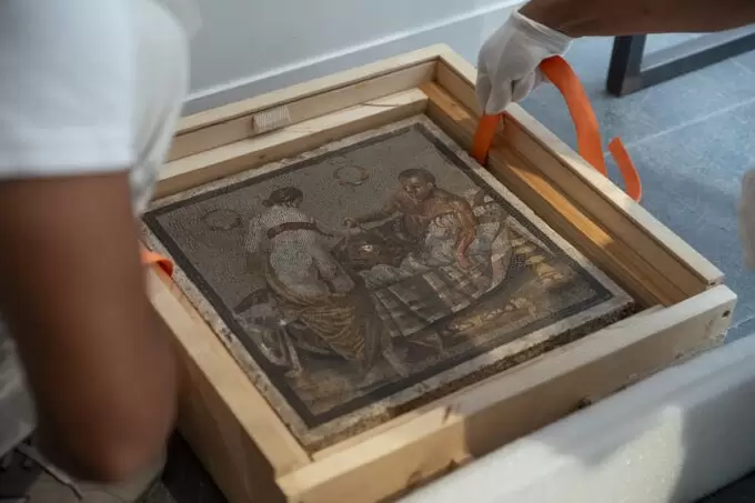 Regresa a Pompeya un panel de mosaico de la �poca romana