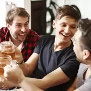 Hombres jóvenes exitosos, pero solos: claves del síndrome de Simón
