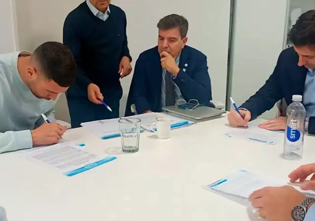 Maravilla Mart�nez estamp� la firma de su nuevo contrato