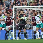 Manchester United insiste por "Dibu" Mart�nez: �fichaje r�cord a la vista?