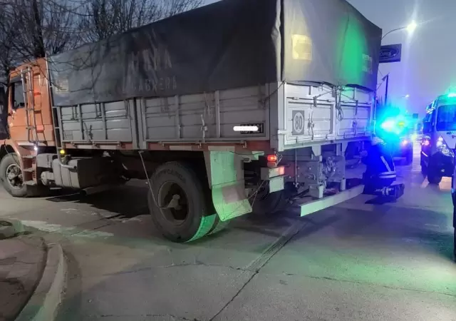 El cami�n contra el que choc� la moto conducida por el joven fallecido. (Foto: web)