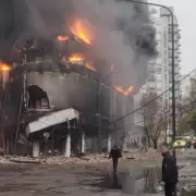 Impactante incendio: se derrumbó la fachada de un edificio