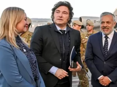 El presidente Milei, recibido por el gobernador Cornejo y Hebe Casado. (Foto: archivo web)