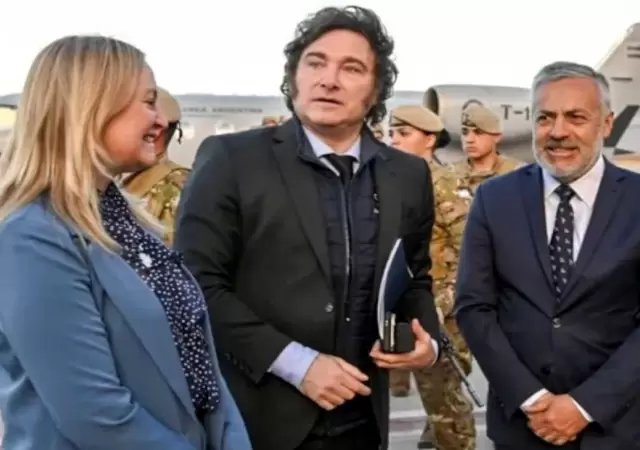 El presidente Milei, recibido por el gobernador Cornejo y Hebe Casado. (Foto: archivo web)