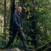 El thriller de Netflix que lleva a Eric Bana al bosque para resolver un asesinato