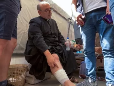 El padre argentino Gabriele Romanelli luego de haber recibido asistencia m�dica tras el ataque israel�.