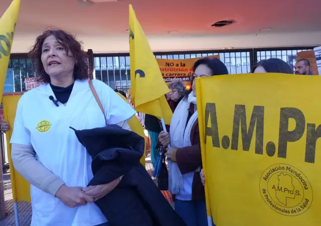 M�dica Marcela Mora de AMPROS.