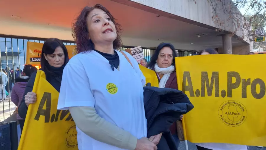 M�dica Marcela Mora de AMPROS.
