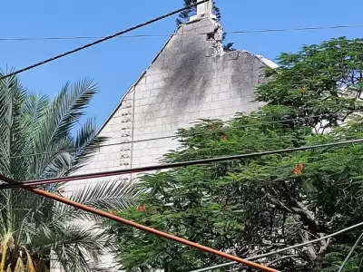 La detonaci�n se produjo cerca de la cruz que corona el tejado y cientos de esquirlas y fragmentos se desplomaron en la entrada y en el patio.