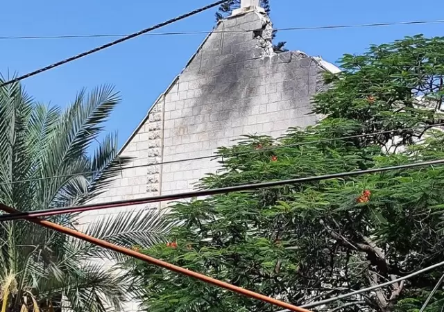 La detonaci�n se produjo cerca de la cruz que corona el tejado y cientos de esquirlas y fragmentos se desplomaron en la entrada y en el patio.