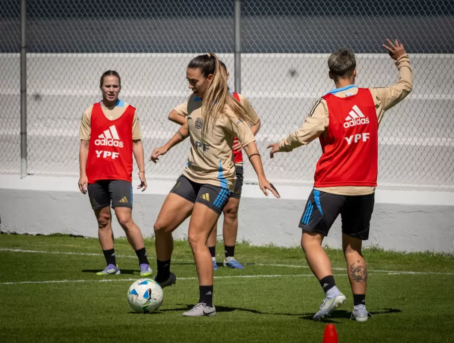 La Selecci�n femenina trabaj� con vistas al duelo contra Chile