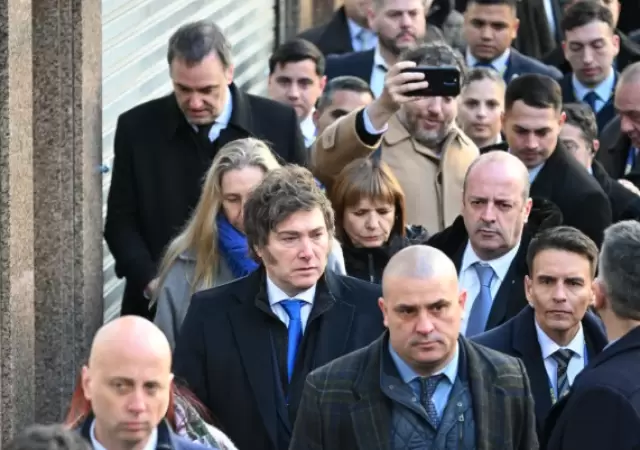 Javier Milei asisti� a la conmemoraci�n del atentado a la AMIA acompa�ado por gran parte de su gabinete.