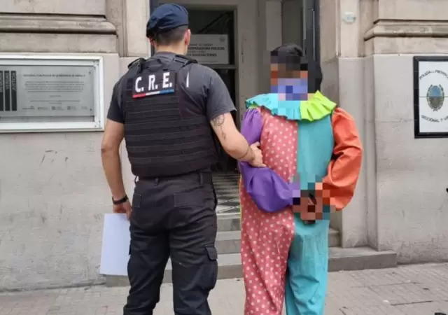 Vestido de payaso, fue aprehendido por molestar a una joven en zona cntrica.